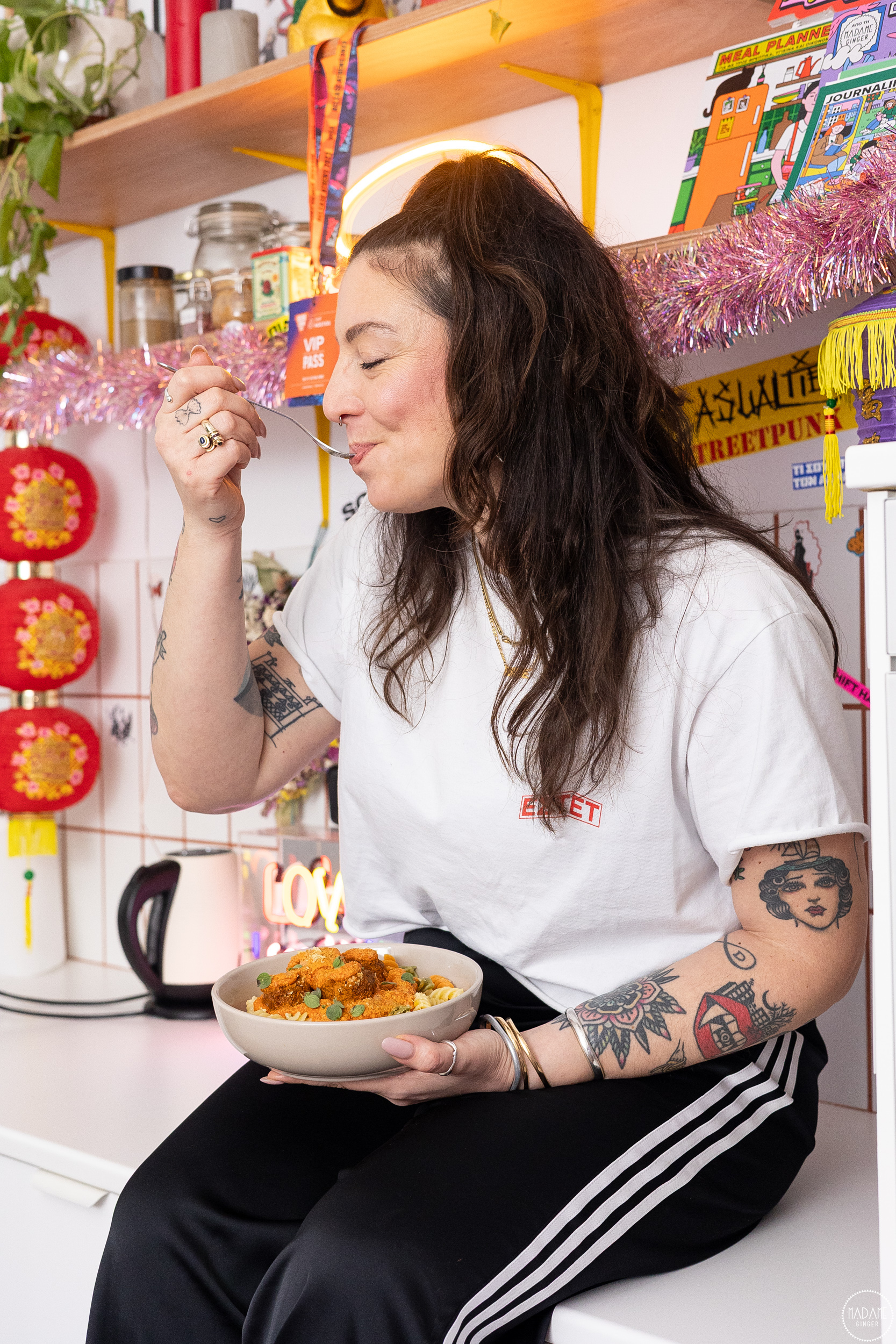 μακαρονάδα με κεφτεδάκια φακής σε κόκκινη σάλτσα