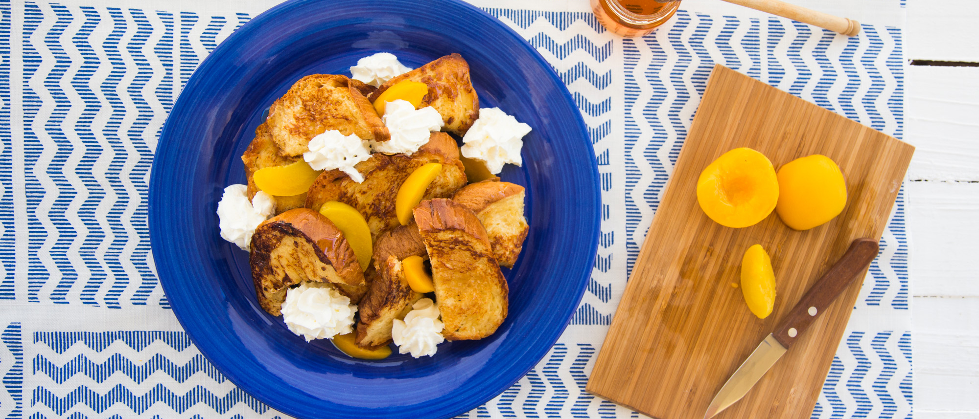 Αυγόφετες τσουρεκιού με ροδάκινα (French Toast)