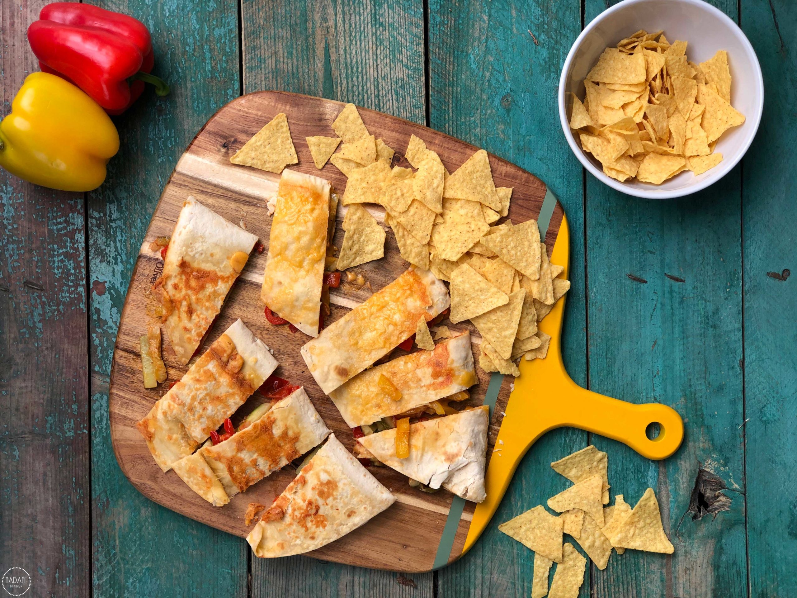 Quesadillas με τυρί, λαχανικά και σάλτσα τσίλι