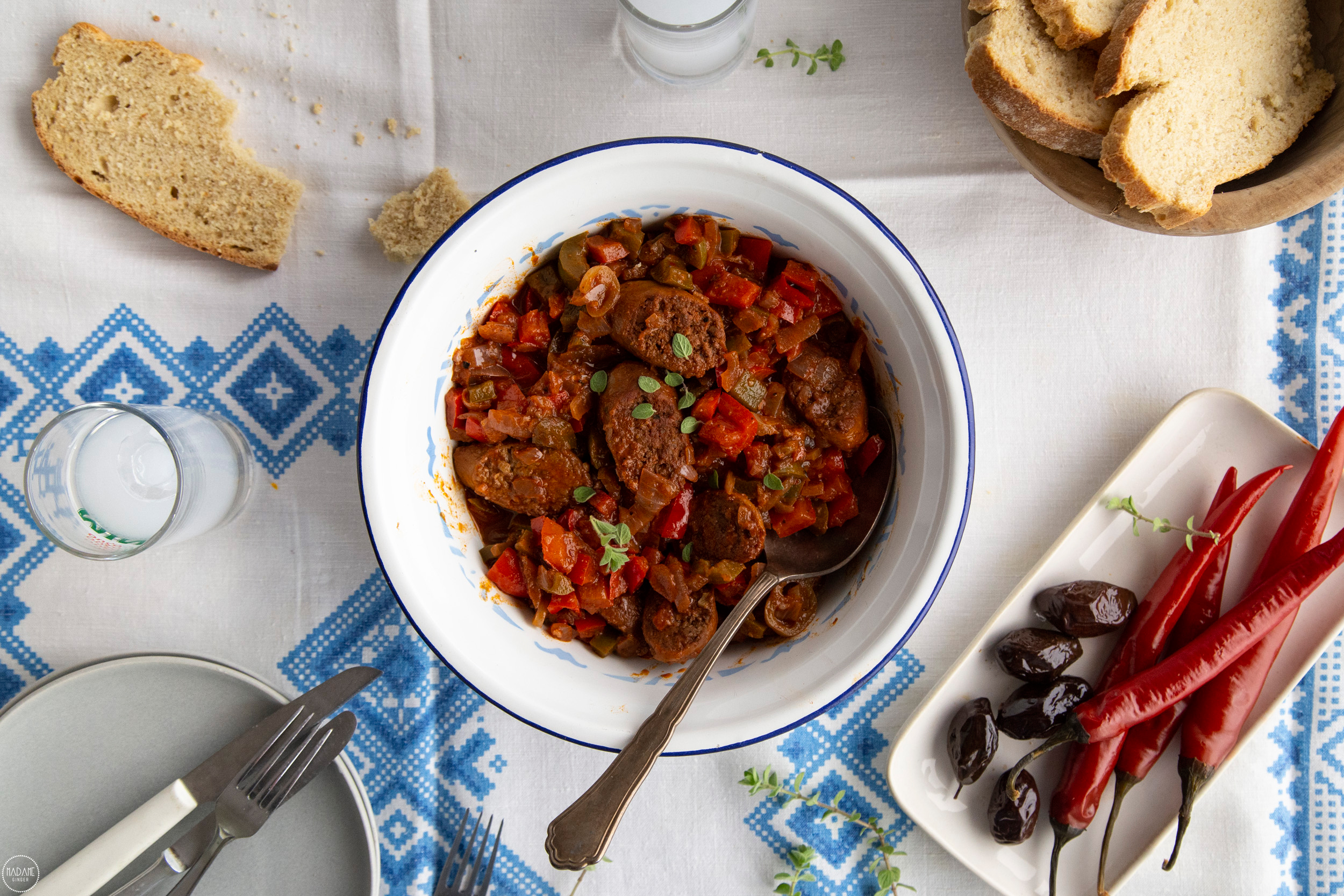 Μπεκρής μεζές με λουκάνικα & πιπεριές (vegan & νηστίσιμος)