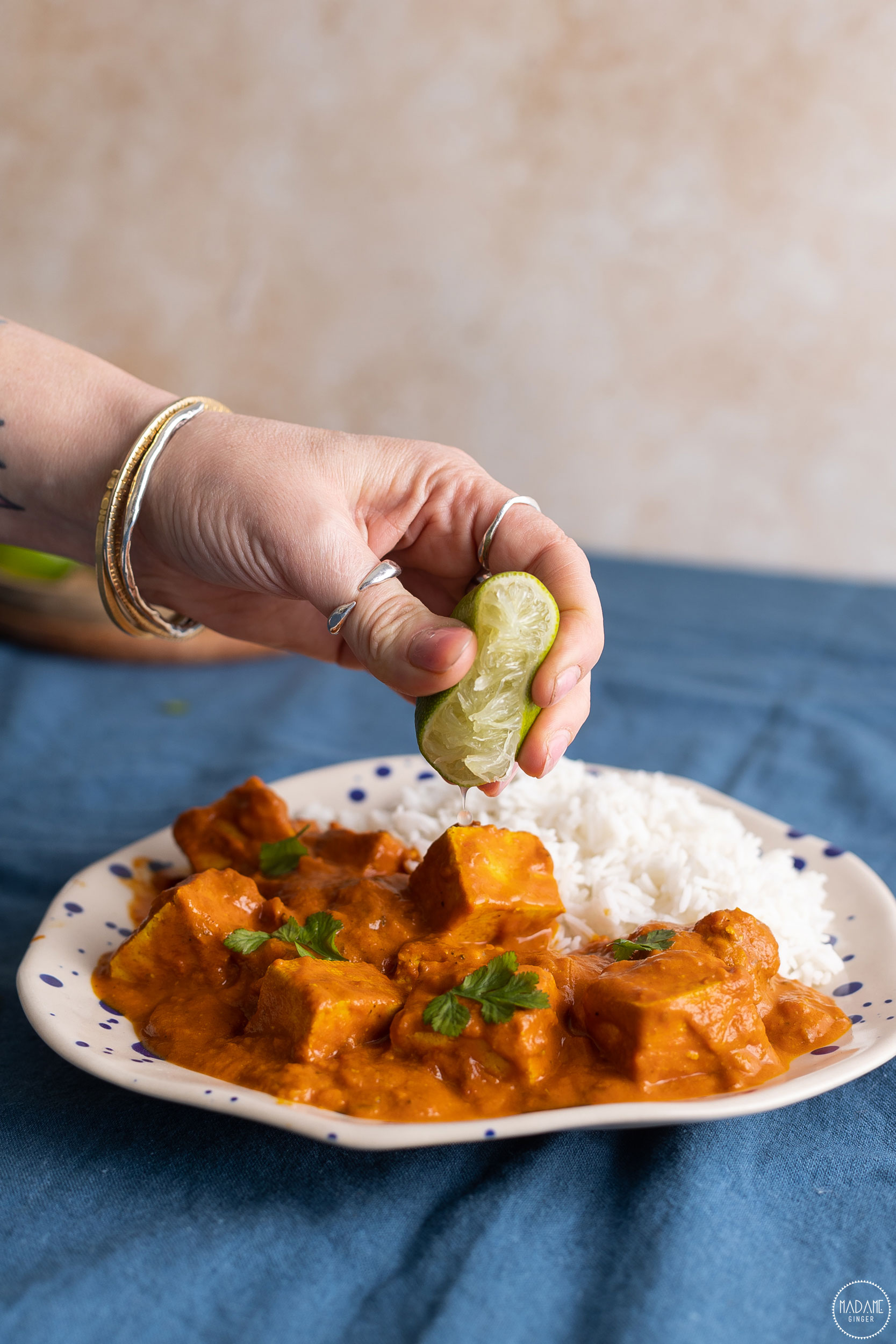 Βουτυράτο κάρυ με τόφου