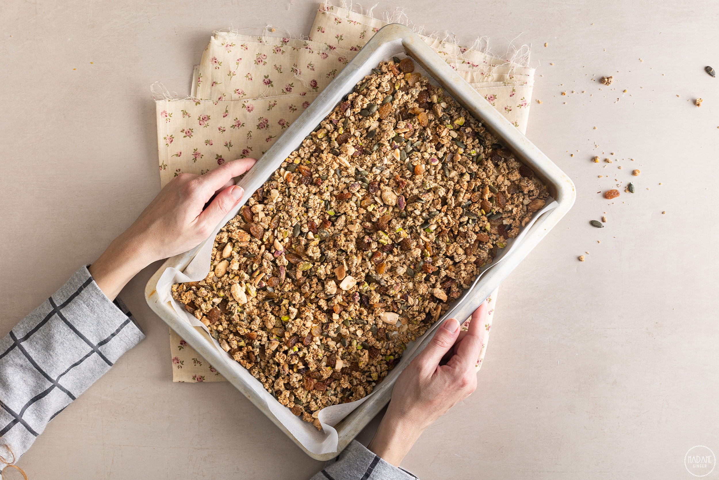 Τραγανή granola χωρίς ζάχαρη με ό,τι ξηρούς καρπούς & αποξηραμένα φρούτα έχεις στο ντουλάπι σου