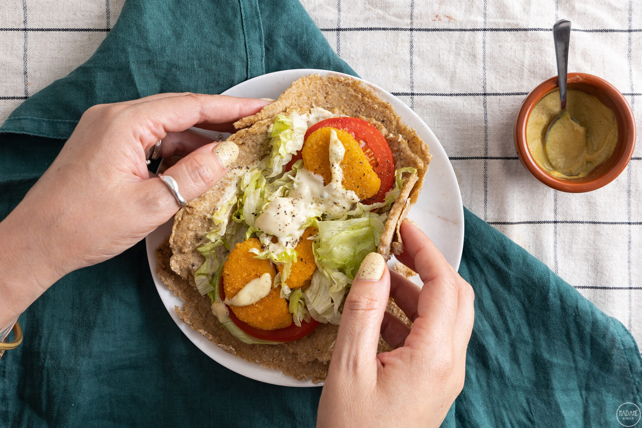 Caesar wrap με vegan nuggets και σπιτικές πίτες βρώμης